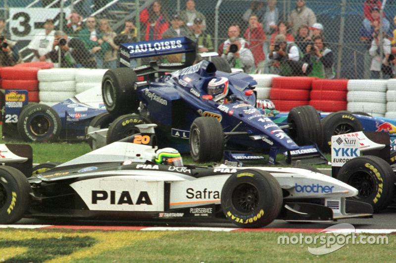 Jarno Trulli, Prost; Alexander Wurz, Benetton ve Ricardo Rosset, Tyrrell'a çarpmadan önce havada