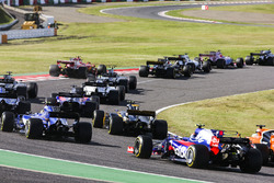 Jolyon Palmer, Renault Sport F1 Team RS17, Pascal Wehrlein, Sauber C36, Fernando Alonso, McLaren MCL
