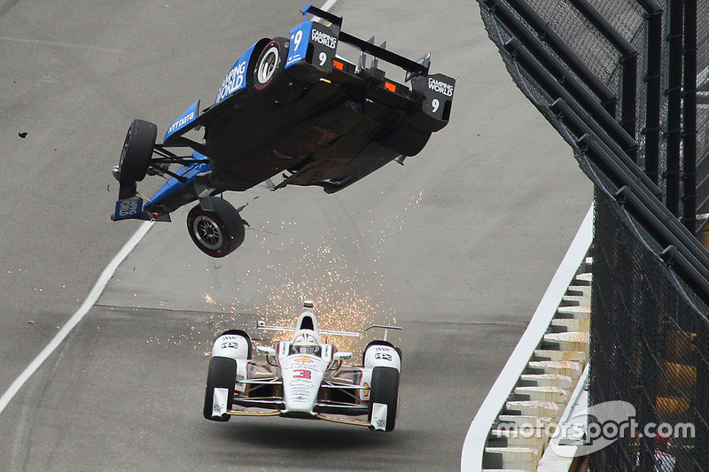 1. Scott Dixon, Chip Ganassi Racing Honda decolla, Helio Castroneves, Team Penske Chevrolet passa