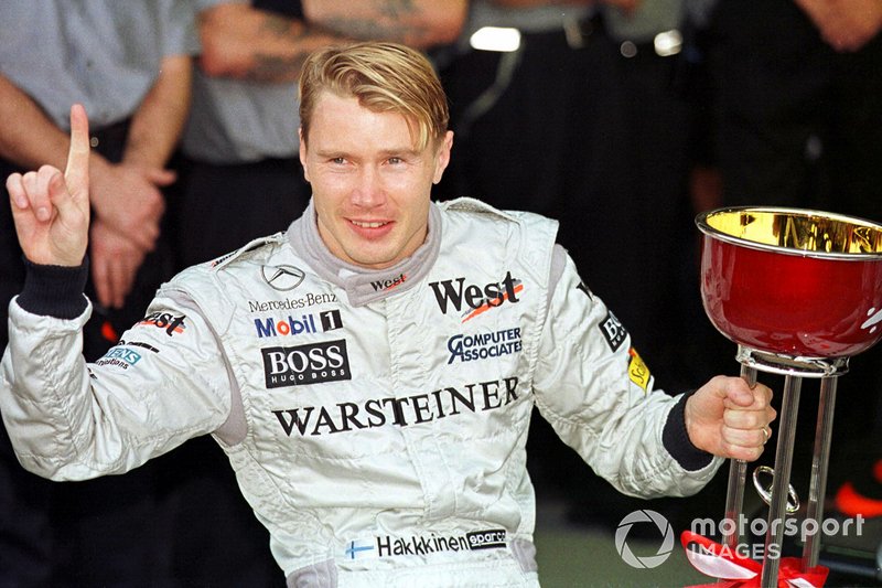 Mika Hakkinen melakukan selebrasi saat menjadi juara dunia Formula 1