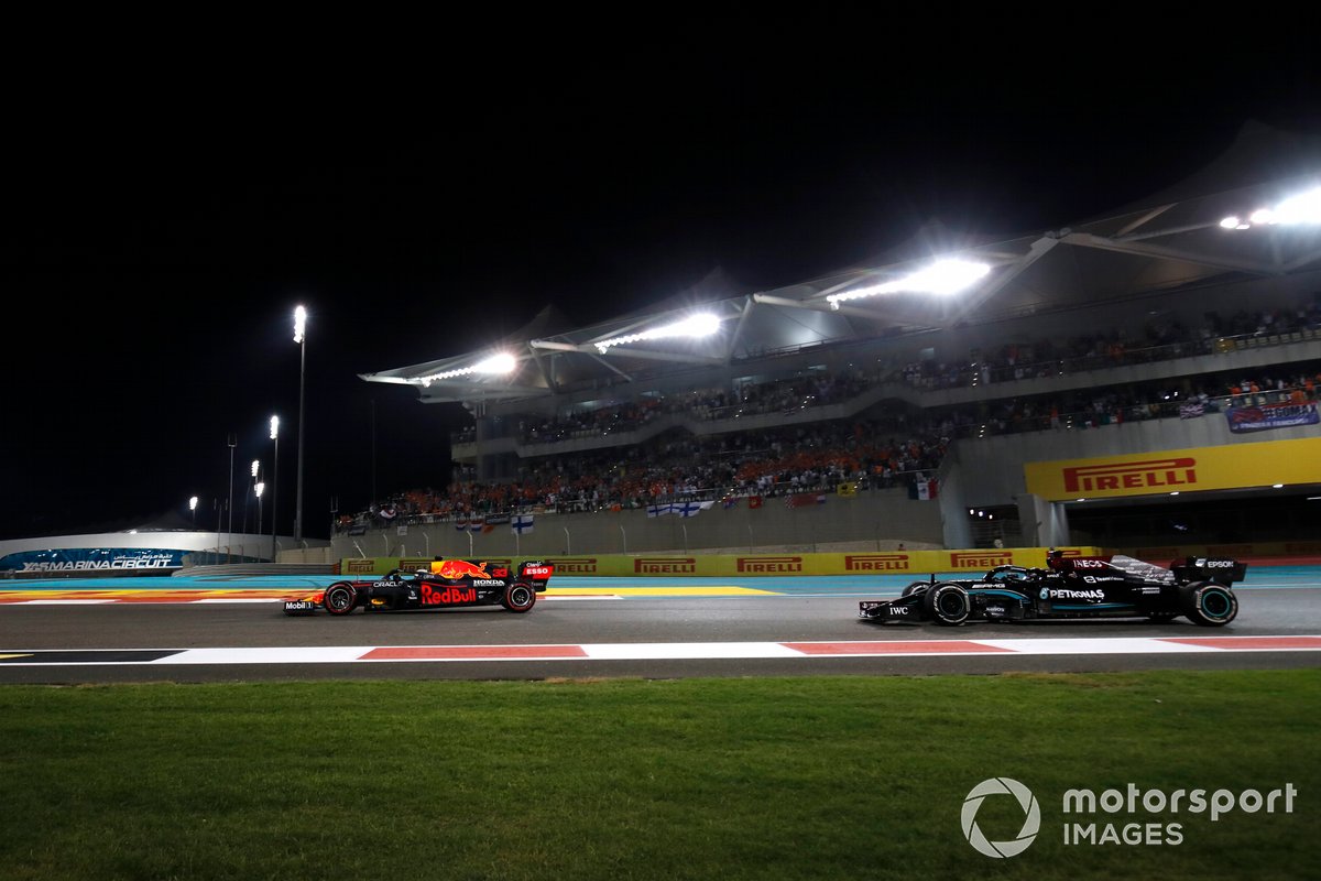 Max Verstappen, Red Bull Racing RB16B, Lewis Hamilton, Mercedes W12, on the final lap