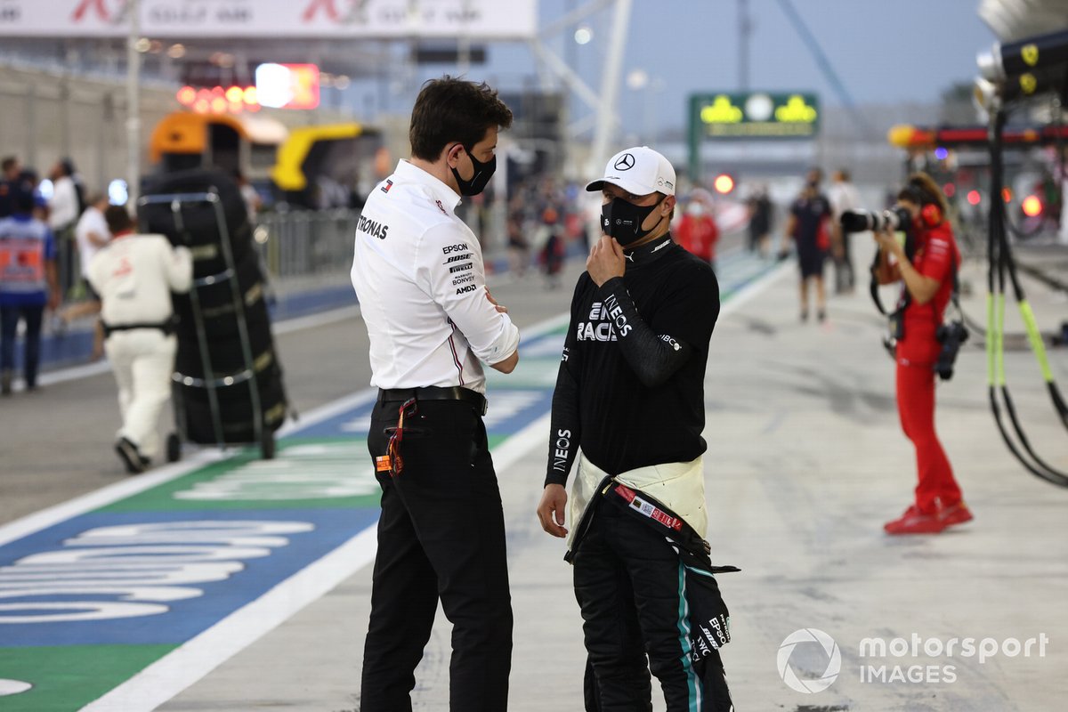 Toto Wolff, Executive Director - Business, Mercedes AMG, bersama Valtteri Bottas, Mercedes-AMG F1.