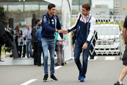 Гонщик Sahara Force India F1 Эстебан Окон и ведущий Sky Sport Пол ди Реста