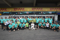 Race winner Lewis Hamilton, Mercedes AMG F1, celebrates with his team