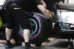 An ultra-soft Pirelli tyre is changed on the Lewis Hamilton Mercedes AMG F1 W08