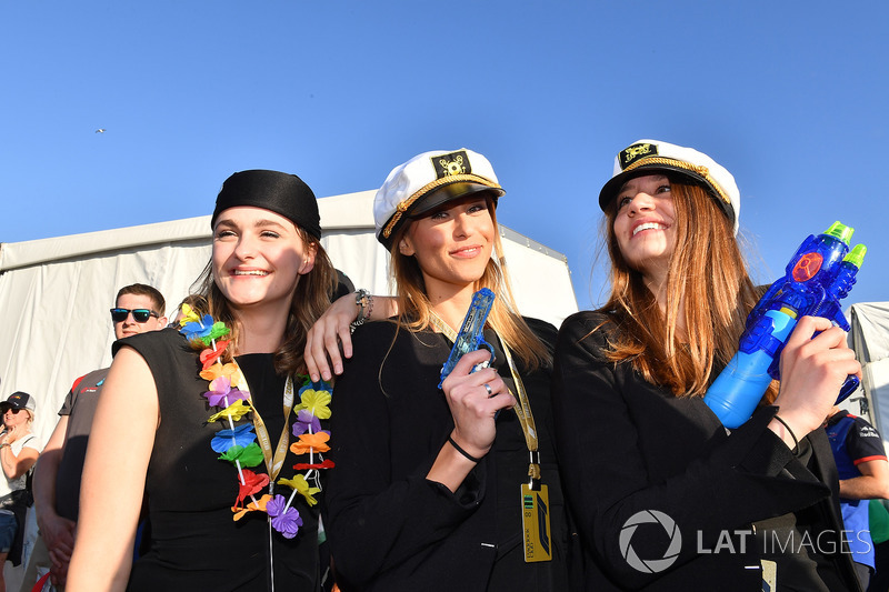 Chicas en la raft race