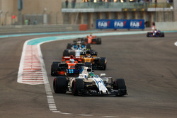 Felipe Massa, Williams FW40, Fernando Alonso, McLaren MCL32, Carlos Sainz Jr., Renault Sport F1 Team
