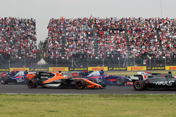 Fernando Alonso, McLaren MCL32 at the start of the race