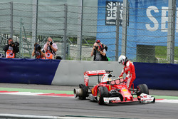 Sebastian Vettel, Ferrari SF16-H si ritira dalla gara per l'esplosione della gomma posteriore