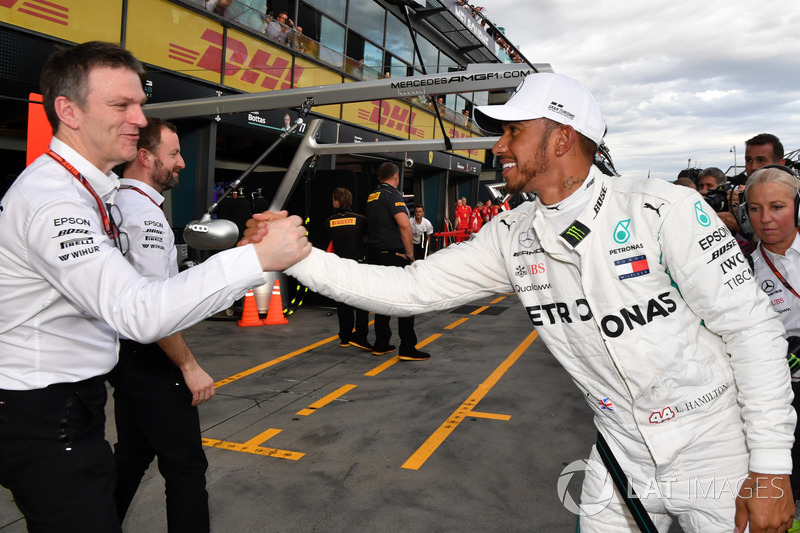 Il poleman Lewis Hamilton, Mercedes-AMG F1 festeggia nel parco chiuso con James Allison, Direttore Tecnico Mercedes AMG F1