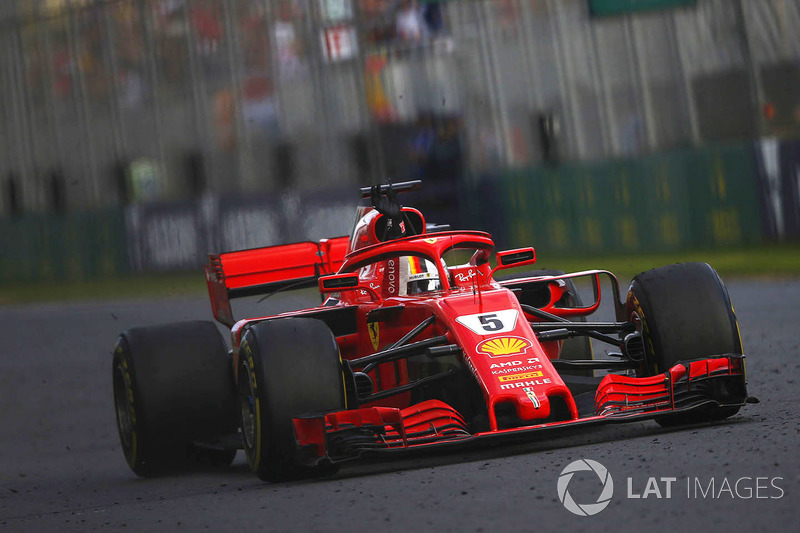 Yarış galibi Sebastian Vettel, Ferrari SF71H kokpittten çıkıyor