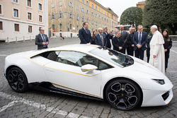 Papa Francis ve Lamborghini Huracan