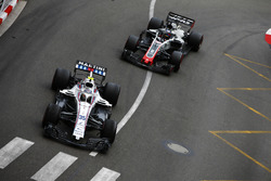 Sergey Sirotkin, Williams FW41, precede Romain Grosjean, Haas F1 Team VF-18