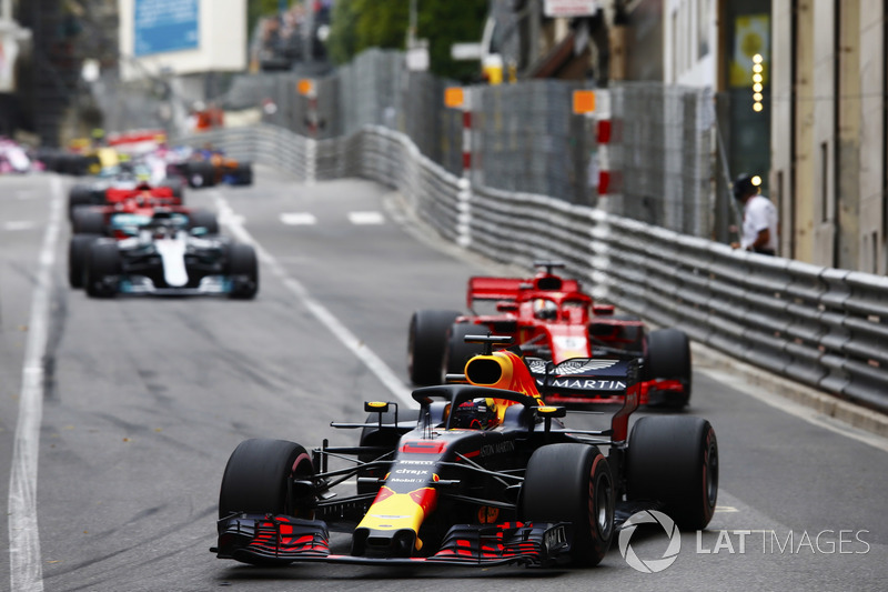 Daniel Ricciardo, Red Bull Racing RB14, Sebastian Vettel, Ferrari SF71H, Lewis Hamilton, Mercedes AMG F1 W09 y Sebastian Vettel, Ferrari SF71H