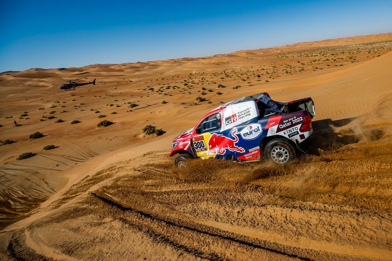 Pereli Toyota Gazoo Racing, Nasser Al-Attiyah, dan navigatornya, Matthieu Baumel, dalam Reli Dakar 2020 di Arab Saudi.