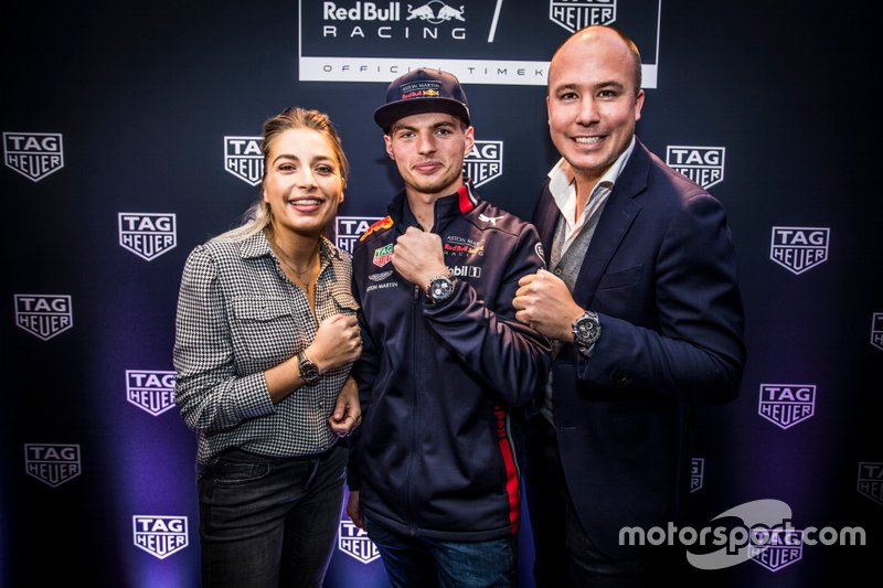Max Verstappen laat zijn nieuwe Tag Heuer-horloge zien