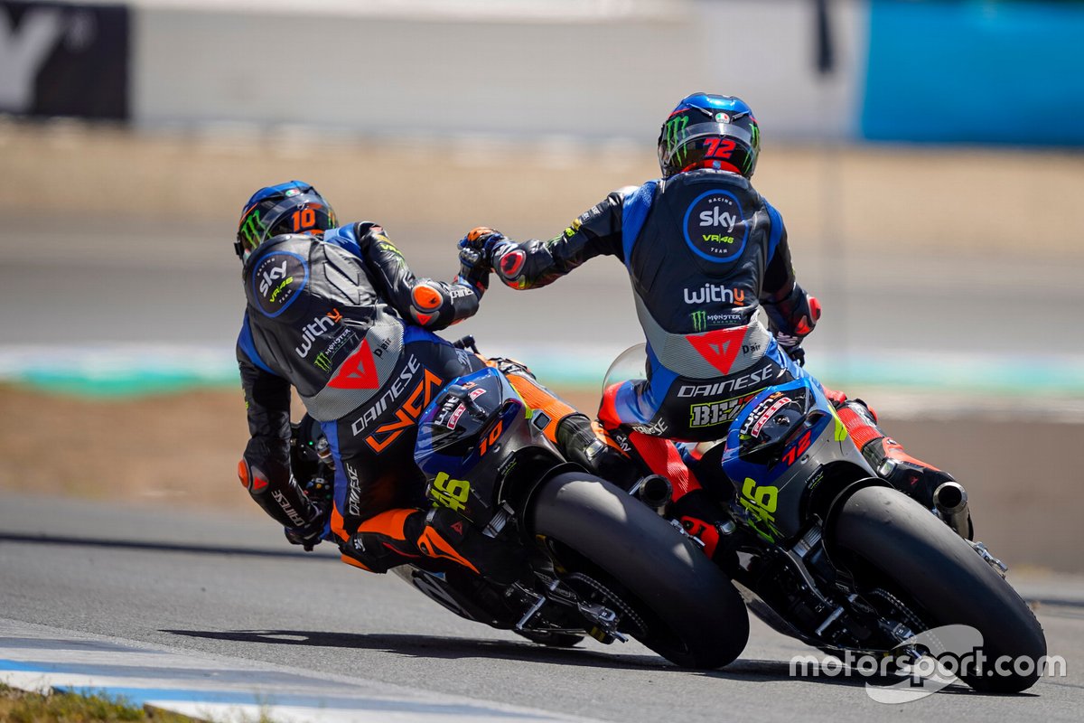 Столкновение партнеров по команде Sky Racing Team VR46 Луки Марини и Марко Беццекки после финиша гонки в Хересе
