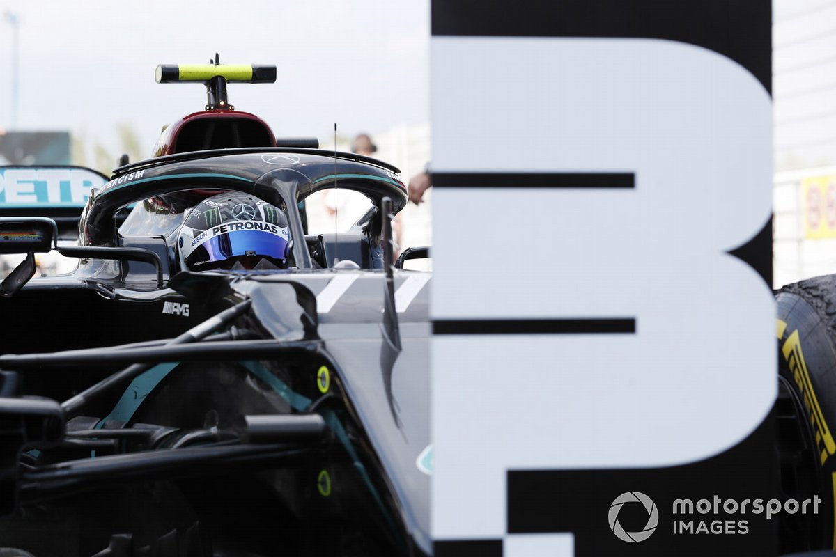 Valtteri Bottas, Mercedes-AMG Petronas F1, fête sa troisième place dans le parc fermé