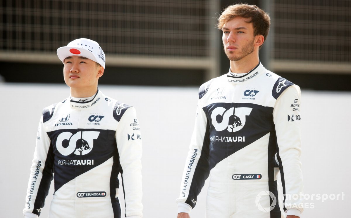 Yuki Tsunoda (kiri) bersama rekan setimnya di AlphaTauri, Pierre Gasly, saat pembukaan tes pramusim F1 di Sirkuit Internasional Bahrain, Jumat (12/3/2021) lalu.