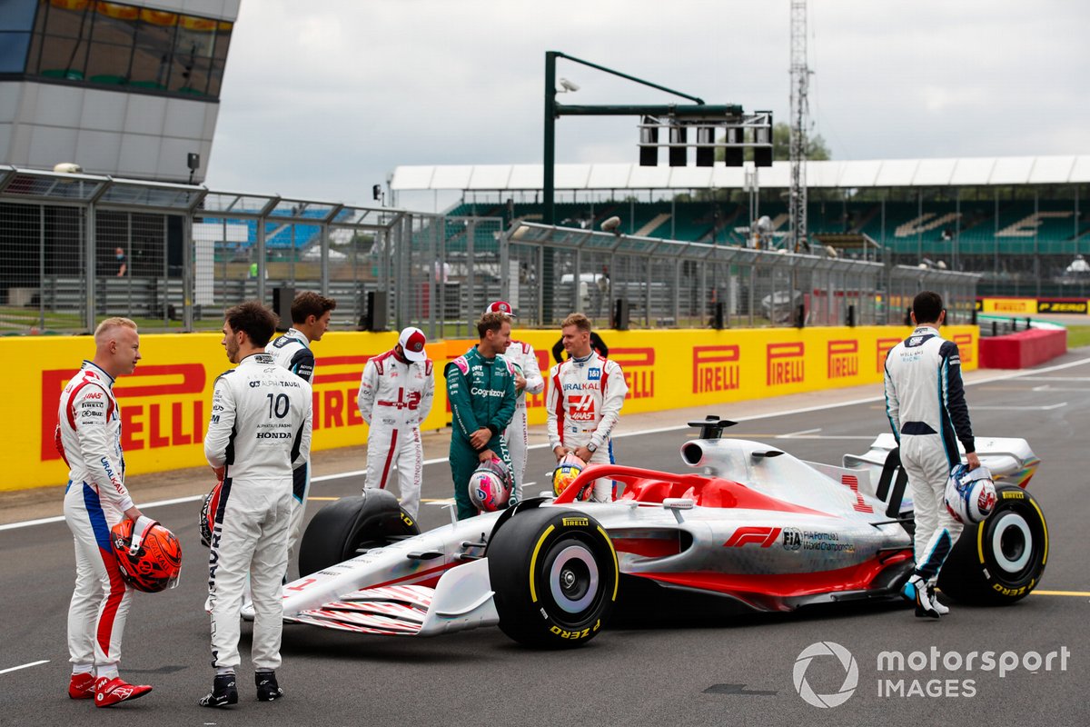 Launching mobil Formula 1 2022 di grid Sirkuit Silverstone, Inggris. Kiri-kanan: Nikita Mazepin, Haas F1, Pierre Gasly, AlphaTauri, George Russell, Williams, Antonio Giovinazzi, Alfa Romeo Racing, Sebastian Vettel, Aston Martin Nikita Mazepin, Haas F1 dan Nicholas Latifi, Williams