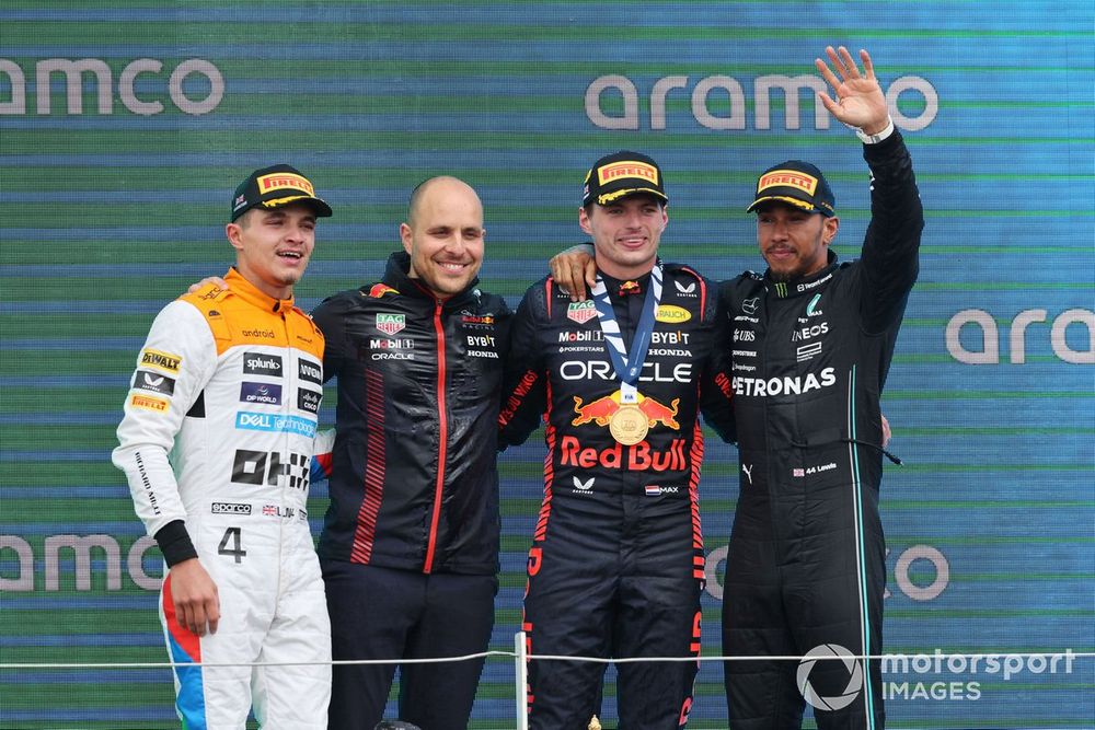 Lando Norris, McLaren, 2nd role, the Crimson Bull trophy delegate, Max Verstappen, Crimson Bull Racing, 1st role, Lewis Hamilton, Mercedes-AMG, 3rd role, on the podium