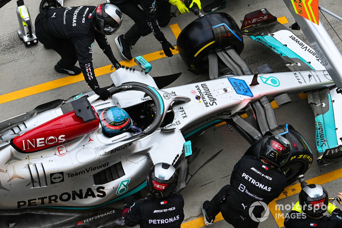 George Russell, Mercedes W13, effettua una sosta ai box