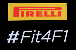 Pirelli-Logo und Hashtag #Fit4F1