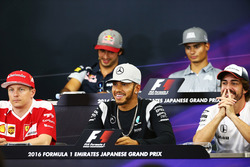 (Зліва направо): Кімі Райкконен, Ferrari; Льюїс Хемілтон, Mercedes AMG F1 Team; Фернандо Алонсо, McL