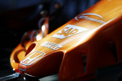 Honda logosu ve McLaren MCL32 burun detayı
