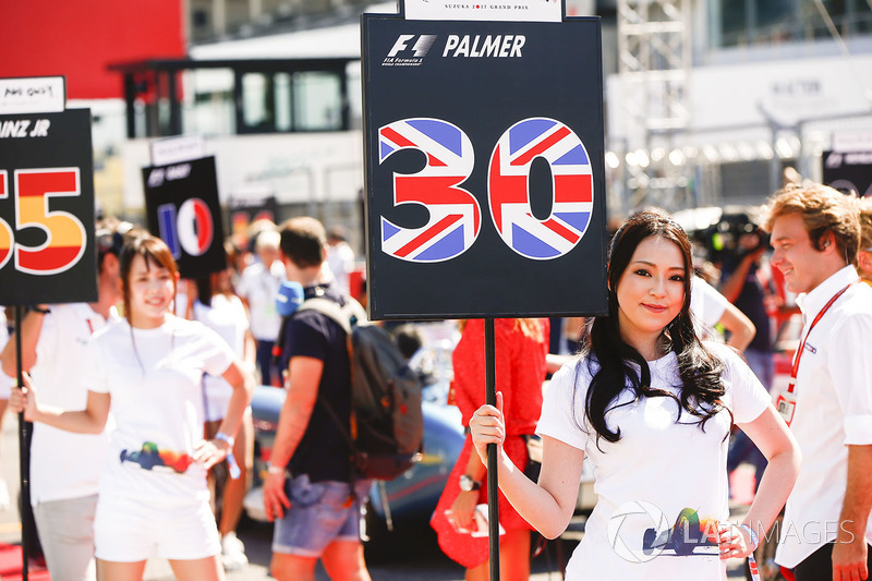 Le grid girl di Jolyon Palmer, Renault Sport F1 Team, Carlos Sainz Jr., Scuderia Toro Rosso