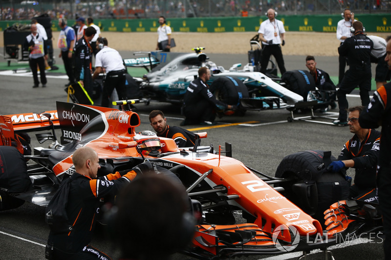 Stoffel Vandoorne, McLaren MCL32, si schiera davanti a Valtteri Bottas, Mercedes AMG F1