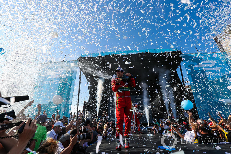 Lucas di Grassi, ABT Schaeffler Audi Sport, rocía la Champaña en el podio