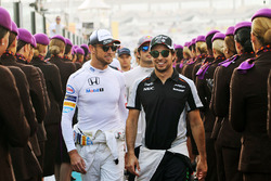Jenson Button, McLaren met Sergio Perez, Sahara Force India F1 op de rijdersparade