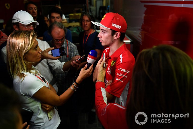 Charles Leclerc, Ferrari discute avec les médias