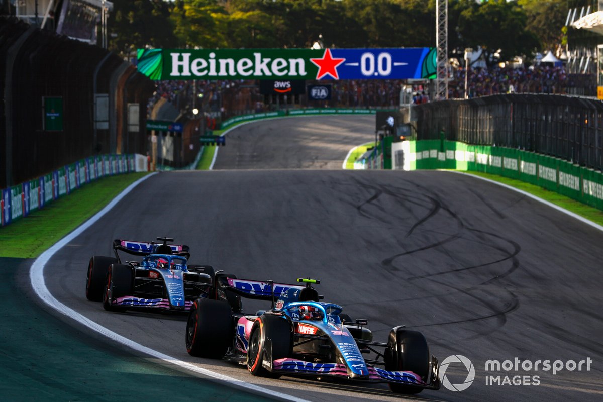 Esteban Ocon, Alpine A522, lidera a Fernando Alonso, Alpine A522