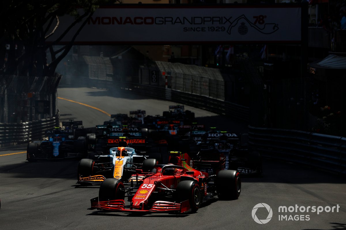 Carlos Sainz Jr., Ferrari SF21, Lando Norris, McLaren MCL35M, Pierre Gasly, AlphaTauri AT02, Lewis Hamilton, Mercedes W12, dan Esteban Ocon, Alpine A521