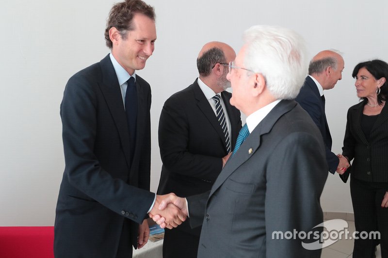 John Elkann, Presidente di Ferrari, stringe la mano al Presidente Mattarella