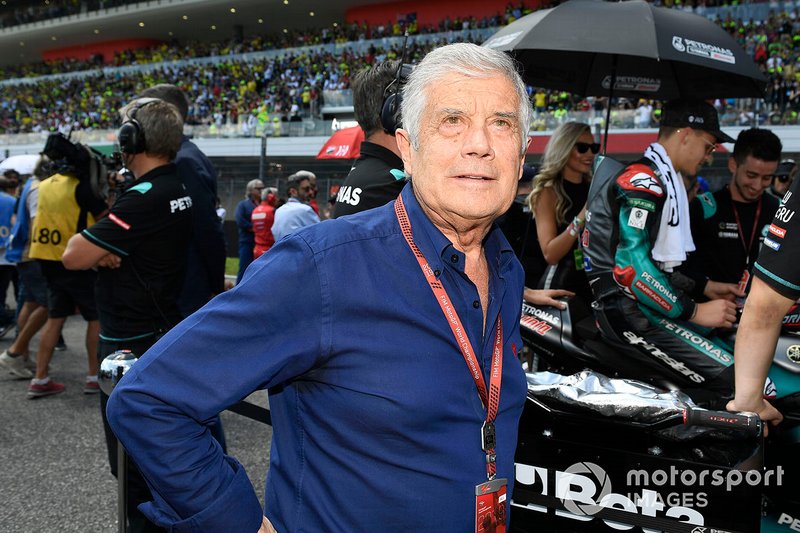 Giacomo Agostini op de grid bij de Grand Prix van Italië.