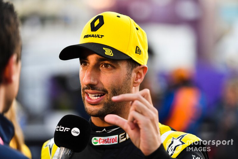 Daniel Ricciardo, Renault, est interviewé après les qualifications