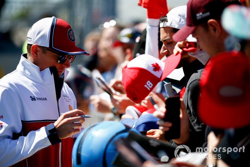 Kimi Raikkonen, Alfa Romeo Racing signs a autograph for a fan