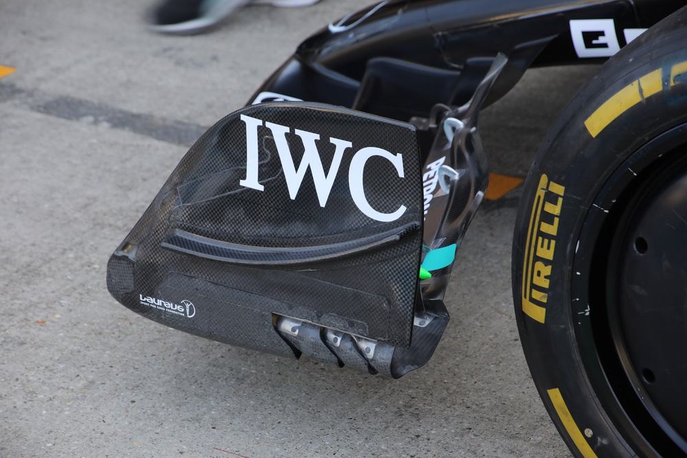 Mercedes W14 detalle del endplate delantero