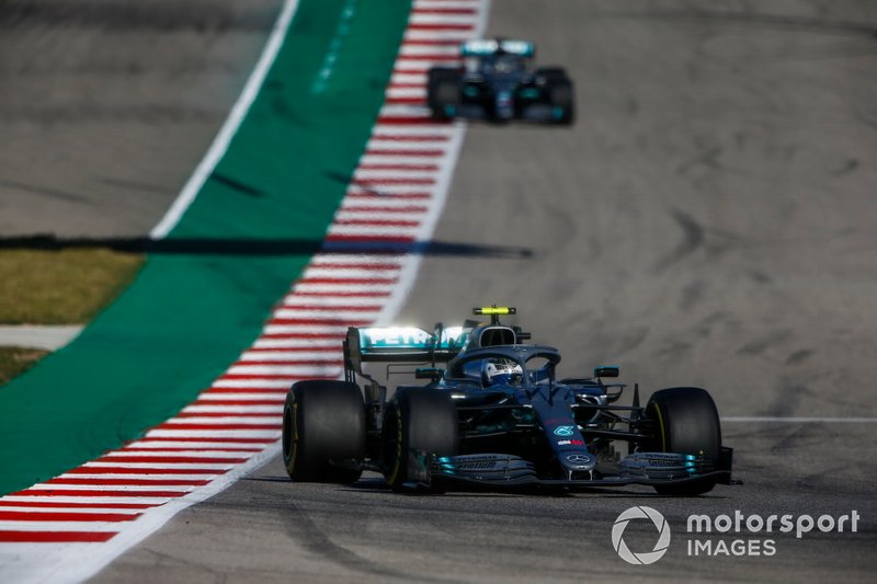 Valtteri Bottas przed Lewisem Hamiltonem