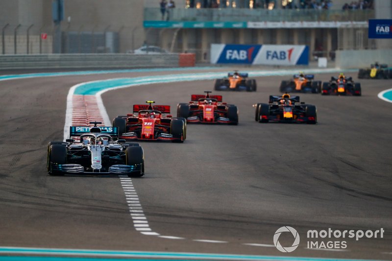 Команды Mercedes, Ferrari и Red Bull борются за победу в Гран При Абу-Даби Формулы 1 2019 года