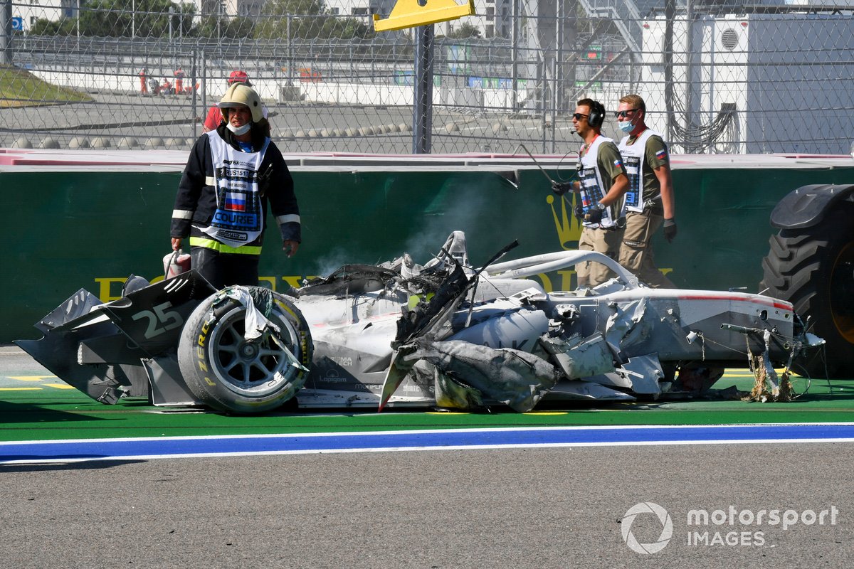 Les commissaires retirent la monoplace de Luca Ghiotto, Hitech Grand Prix après son crash avec Jack Aitken, Campos Racing