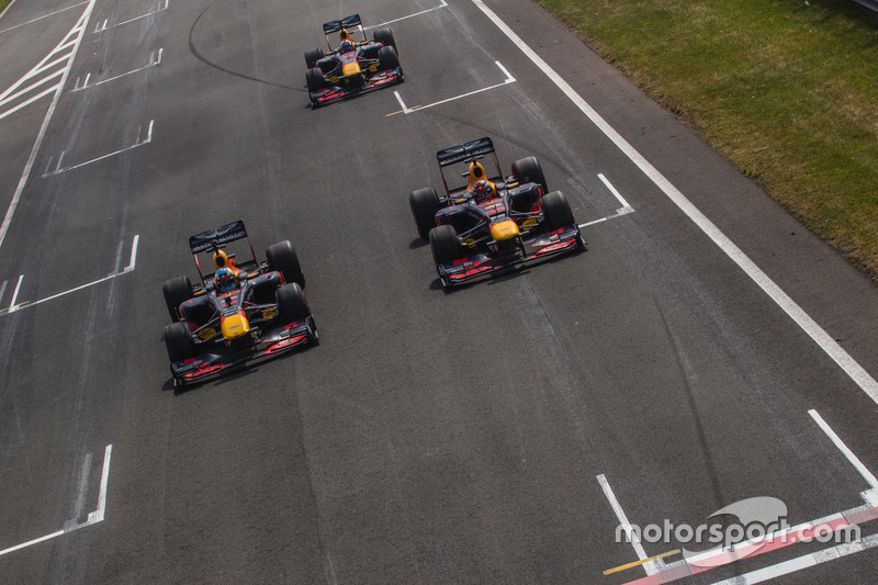 Даніель Ріккардо, RB7, Макс Ферстаппен, RB8, та Девід Култхард, RB7