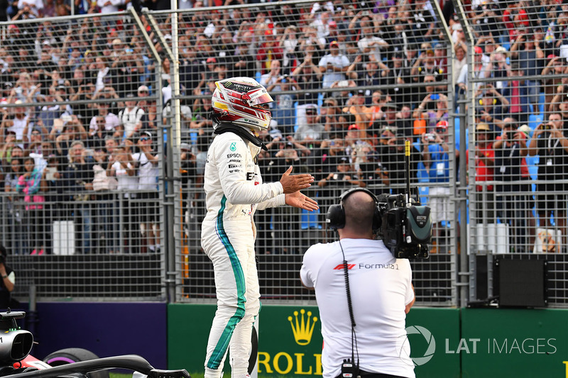 Il poleman Lewis Hamilton, Mercedes-AMG F1 festeggia nel parco chiuso