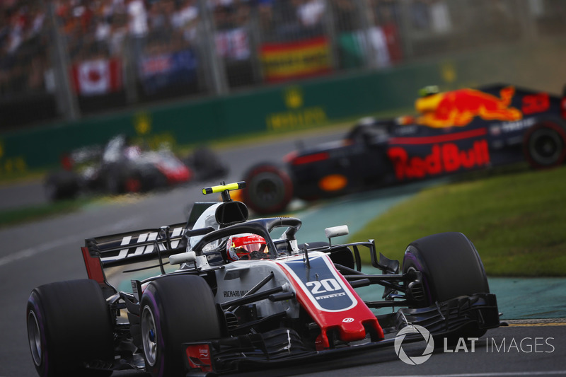 Kevin Magnussen, Haas F1 Team VF-18 Ferrari, Max Verstappen, Red Bull Racing RB14 Tag Heuer in testacoda