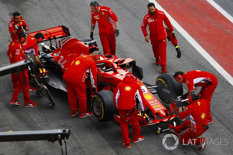 Sebastian Vettel, Ferrari SF71H, è accompagnato dai meccanici in pit lane