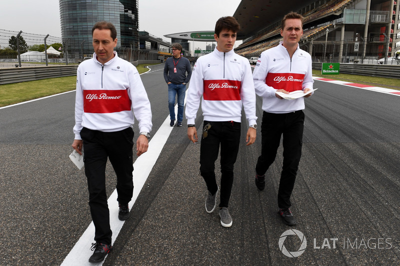 Шарль Леклер, Sauber, йде треком