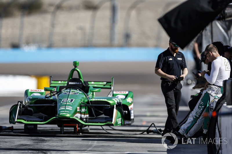 Ed Carpenter, Ed Carpenter Racing Chevrolet espera la prueba del coche de Spencer Pigot, Ed Carpenter Racing Chevrolet
